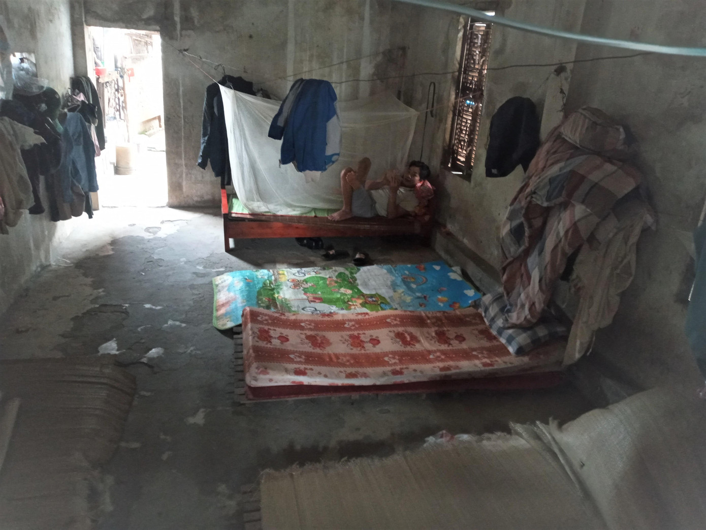 Một người tên Lưu (quê Thanh Hóa) dẫn chúng tôi vào trong căn gác ọp ẹp,tối thui, đặc mùi ẩm mốc là một sàn nhà rộng chừng 12 mét vuông giới thiệu: “Đây là đại bản doanh của 8 anh em chúng tôi. Gia sản của mỗi người là một chiếc chiếu, cái chăn và vài bộ quần áo lao động."