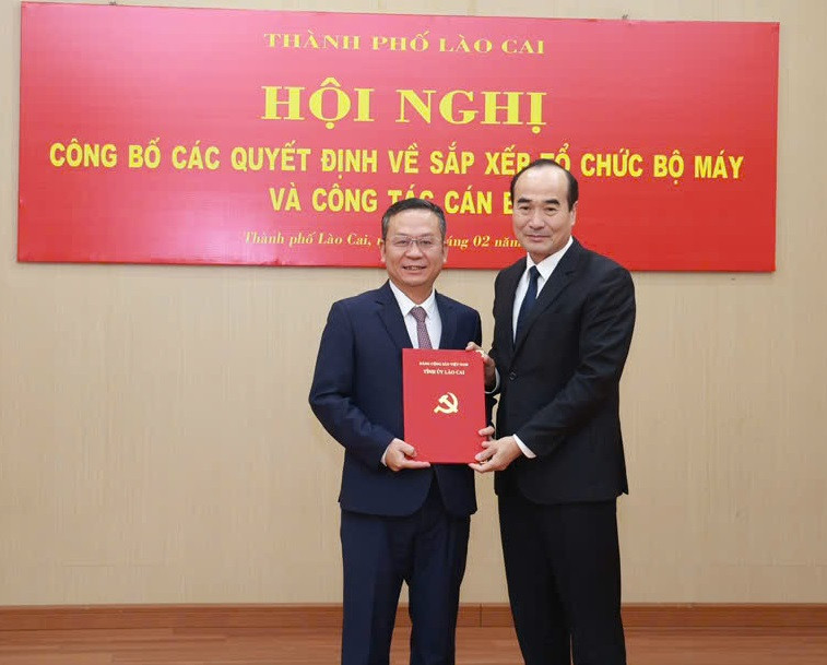 Phó Bí thư Thường trực Tỉnh ủy Lào Cai Vũ Xuân Cường (bìa phải) trao quyết định cho ông Nguyễn Quốc Huy. Phó Bí thư Thường trực Tỉnh ủy Lào Cai Vũ Xuân Cường (bìa phải) trao quyết định cho ông Nguyễn Quốc Huy.