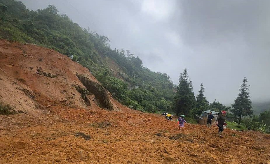 Đơn vị bảo trì đường bộ của Sở Xây dựng Lào Cai đã triển khai máy móc đến khắc phục. Đơn vị bảo trì đường bộ của Sở Xây dựng Lào Cai đã triển khai máy móc đến khắc phục.