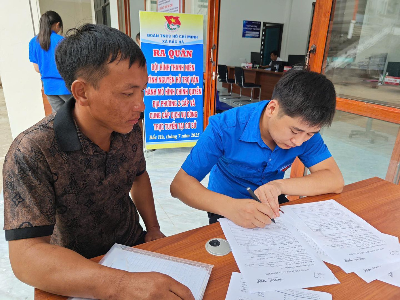 Mỗi thủ tục hoàn thành không chỉ là một dấu tích số hóa, mà còn là một bước tiến trong nhận thức và thói quen hành chính của bà con nơi đây.