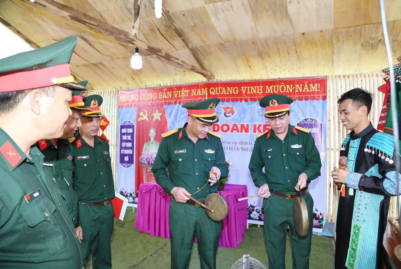 Trại của các đơn vị có kiểu dáng sáng tạo, phản ánh rõ nét đặc trưng, truyền thống của Quân đội Nhân dân Việt Nam, của đơn vị, đặc trưng văn hóa của các dân tộc tỉnh Lào Cai. Trại của các đơn vị có kiểu dáng sáng tạo, phản ánh rõ nét đặc trưng, truyền thống của Quân đội Nhân dân Việt Nam, của đơn vị, đặc trưng văn hóa của các dân tộc tỉnh Lào Cai.