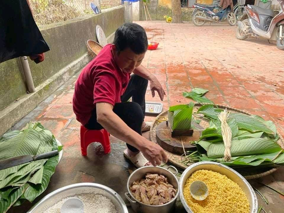 Gia đình anh Nguyễn Văn Cường 33 tuổi (Nam Định) cũng nhận gói bánh chưng cho nhóm bạn cùng tuổi. Lợn anh đặt mua nguyên con ở quê; lạt tự chẻ ngâm nước cho dai; đậu xanh, gạo nếp ngâm qua đêm. Chiều 27 tháng Chạp, mọi người sẽ tập trung liên hoan, nhận bánh.