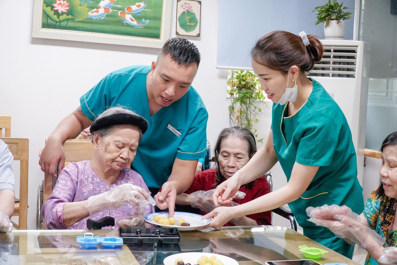 Vừa được làm bánh các cụ vừa được nhân viên dạy cách để chuẩn bị nguyên liệu.