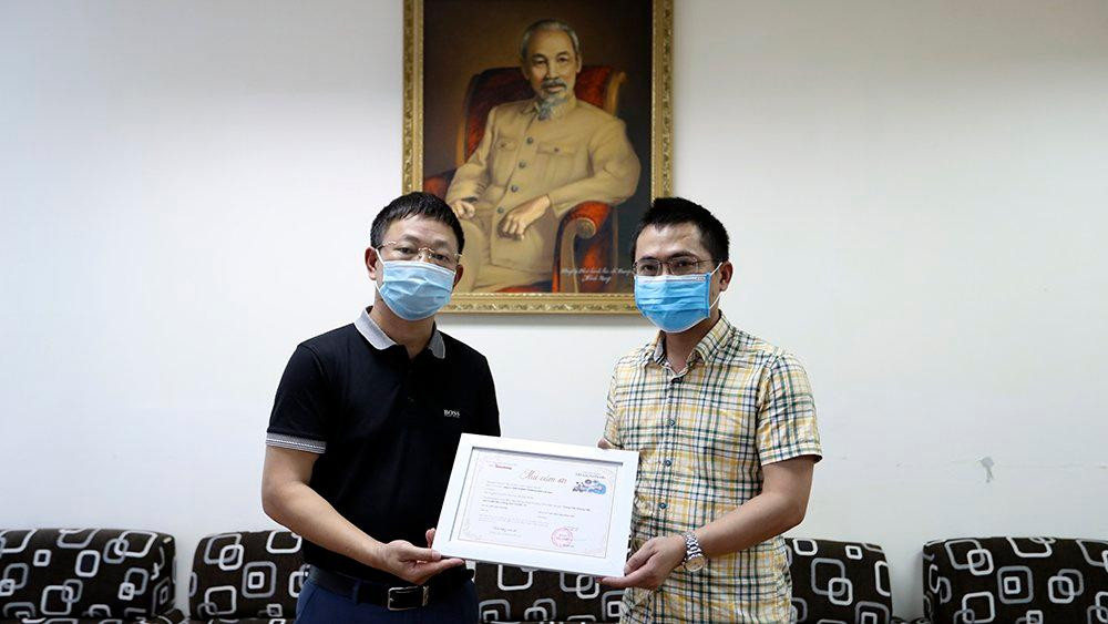 Nhà báo Phùng Công Sưởng, Phó Tổng biên tập báo Tiền Phong cảm ơn món quà hết sức ý nghĩa, đúng thời điểm của Công ty TNHH Hybrid Technologies Việt Nam. Được biết, Công ty TNHH Hybrid Technologies Việt Nam là doanh nghiệp phần mềm cho thị trường Nhật, có công ty mẹ ở Nhật, công ty con tại Việt Nam.