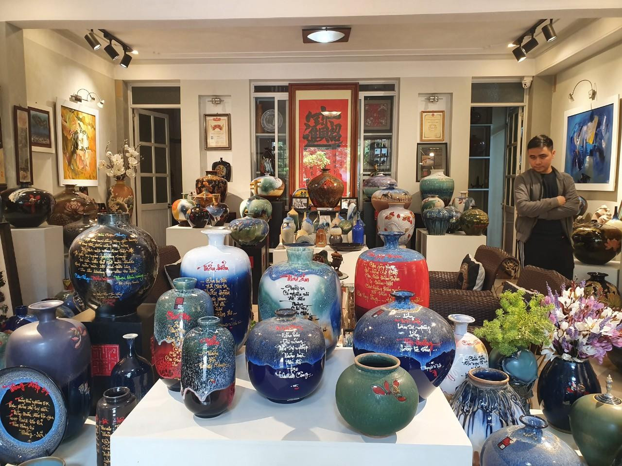 Các sản phẩm khi hoàn thiện được đưa ra các gian hàng trưng bày, giới thiệu đến khách hàng. Các sản phẩm khi hoàn thiện được đưa ra các gian hàng trưng bày, giới thiệu đến khách hàng.