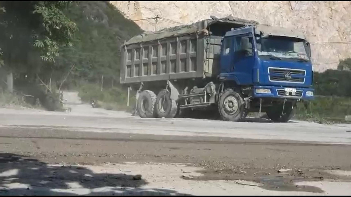 "Người dân kiến nghị nhiều thì họ cho sửa đường, sửa xong vài hôm lại bị xe tải cày lên. Xót tiền của Nhà nước, tôi kiến nghị phải giải quyết từ gốc, xử lý xe quá tải", bà Lợi nói.