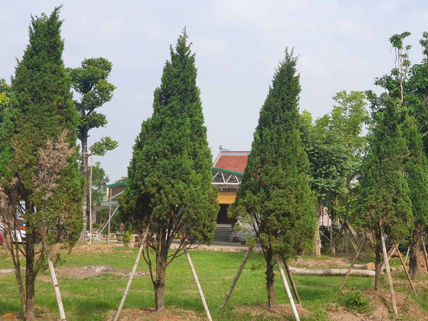 Bên trong là nhà thờ hoành tráng được xây dựng bằng đá, gạch kiên cố Bên trong là nhà thờ hoành tráng được xây dựng bằng đá, gạch kiên cố