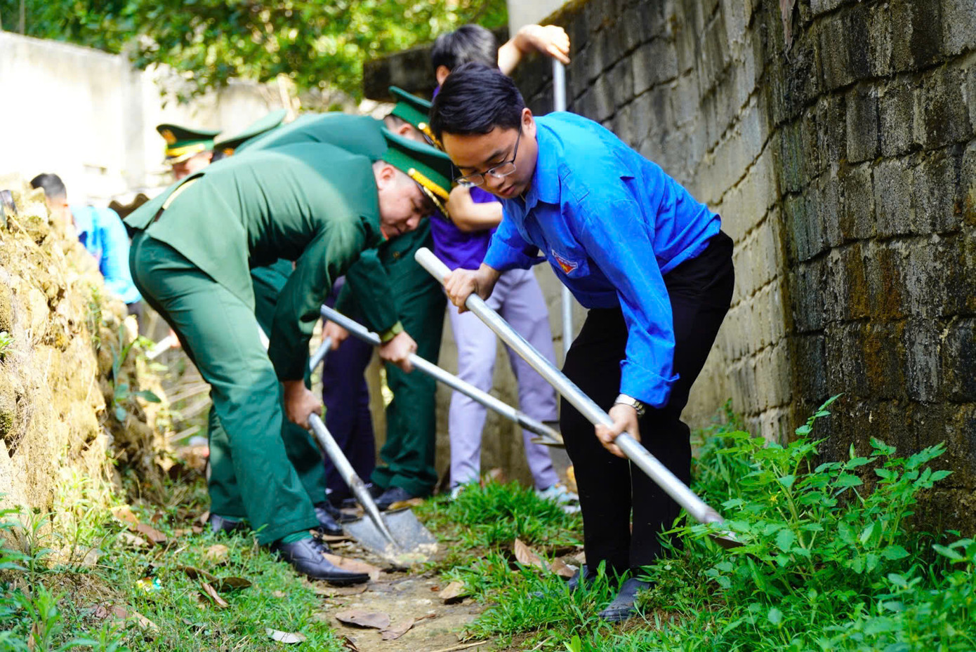 Đoàn viên, thanh niên, lực lượng biên phòng tham gia dọn vệ sinh môi trường tại bản Hợp 2, xã Bản Lang Đoàn viên, thanh niên, lực lượng biên phòng tham gia dọn vệ sinh môi trường tại bản Hợp 2, xã Bản Lang