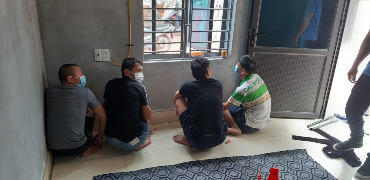 7 đối tượng bị bắt quả tang đang đánh bạc bằng hình thức "chơi liêng” ăn tiền. Ảnh Công an huyện Việt Yên. 7 đối tượng bị bắt quả tang đang đánh bạc bằng hình thức "chơi liêng” ăn tiền. Ảnh Công an huyện Việt Yên.