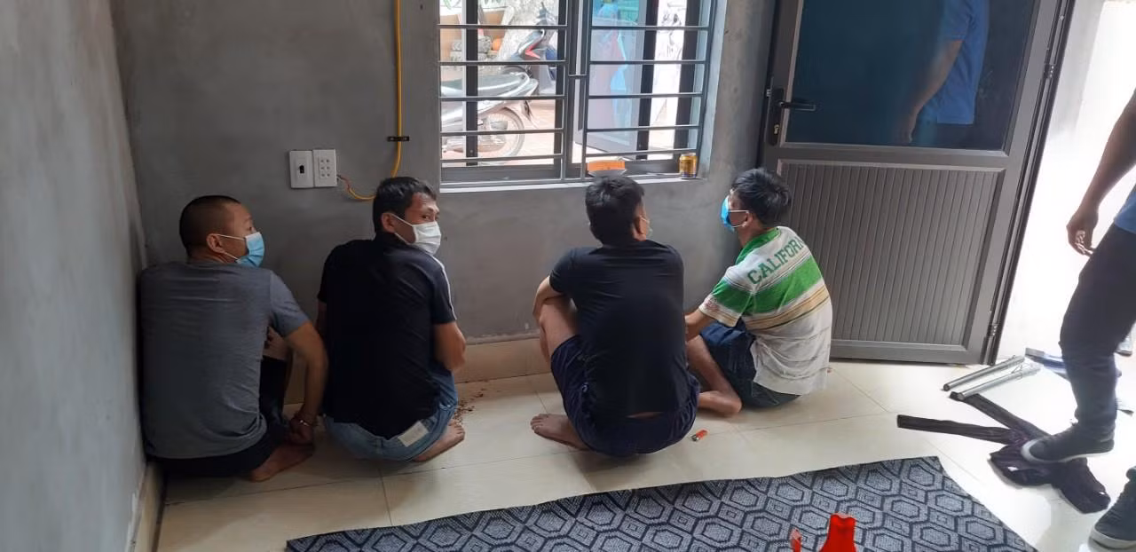 7 đối tượng bị bắt quả tang đang đánh bạc bằng hình thức "chơi liêng” ăn tiền. Ảnh Công an huyện Việt Yên.