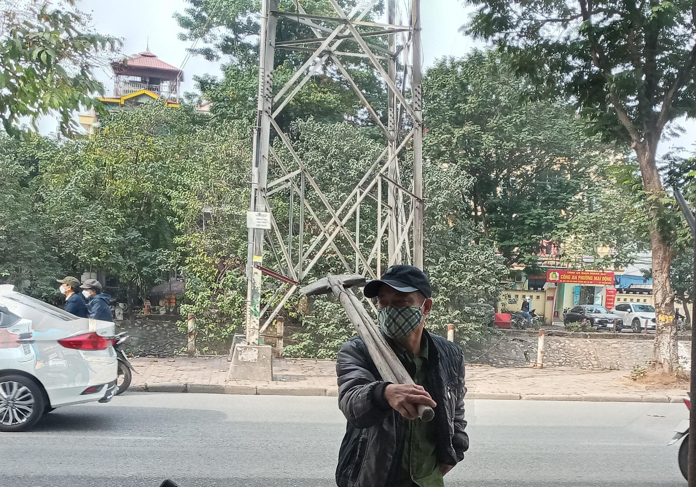 Và hết hộp cơm, anh Lưu vội vã giục cậu em đứng dậy vác xẻng đi ngay khi có khách gọi thuê giúp việc.