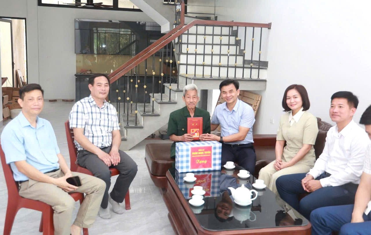 Các ban ngành của thành phố Lào Cai đến thăm hỏi, tặng quà gia đình chính sách trên địa bàn.