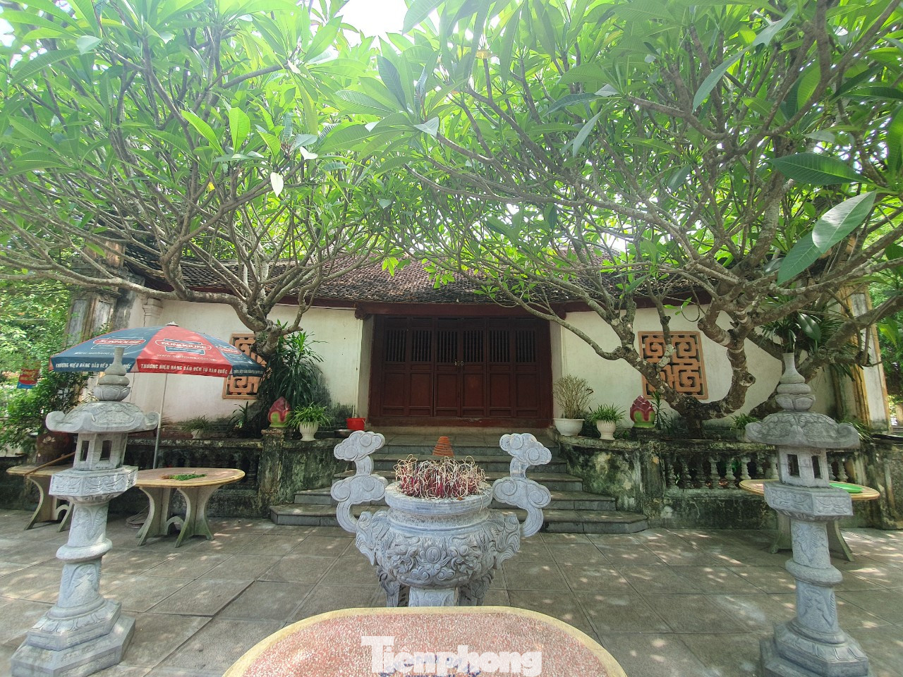 Khu di tích phản ánh sinh động quá trình xây dựng lực lượng, tổ chức chiến đấu anh dũng của nghĩa quân Yên Thế trong suốt 30 năm kiên cường chống lại thực dân Pháp (từ 1884-1913). Trong ảnh là đền Thề, nơi thủ lĩnh Hoàng Hoa Thám cùng các nghĩa quân Yên Thế cắt máu ăn thề trước mỗi lần xuất trận.