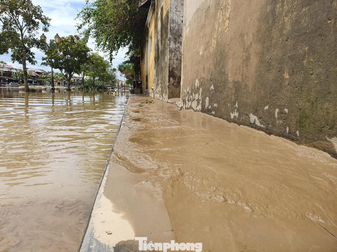 Nước rút đi để lại lớp bùn non dày khoảng 3cm