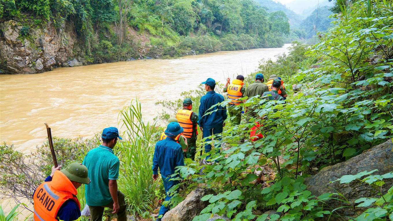 Các cán bộ, chiến sĩ Cảnh sát phòng cháy, chữa cháy và cứu nạn, cứu hộ, lực lượng phối hợp và nhân dân tích cực thực hiện với quyết tâm tìm kiếm nạn nhân Các cán bộ, chiến sĩ Cảnh sát phòng cháy, chữa cháy và cứu nạn, cứu hộ, lực lượng phối hợp và nhân dân tích cực thực hiện với quyết tâm tìm kiếm nạn nhân