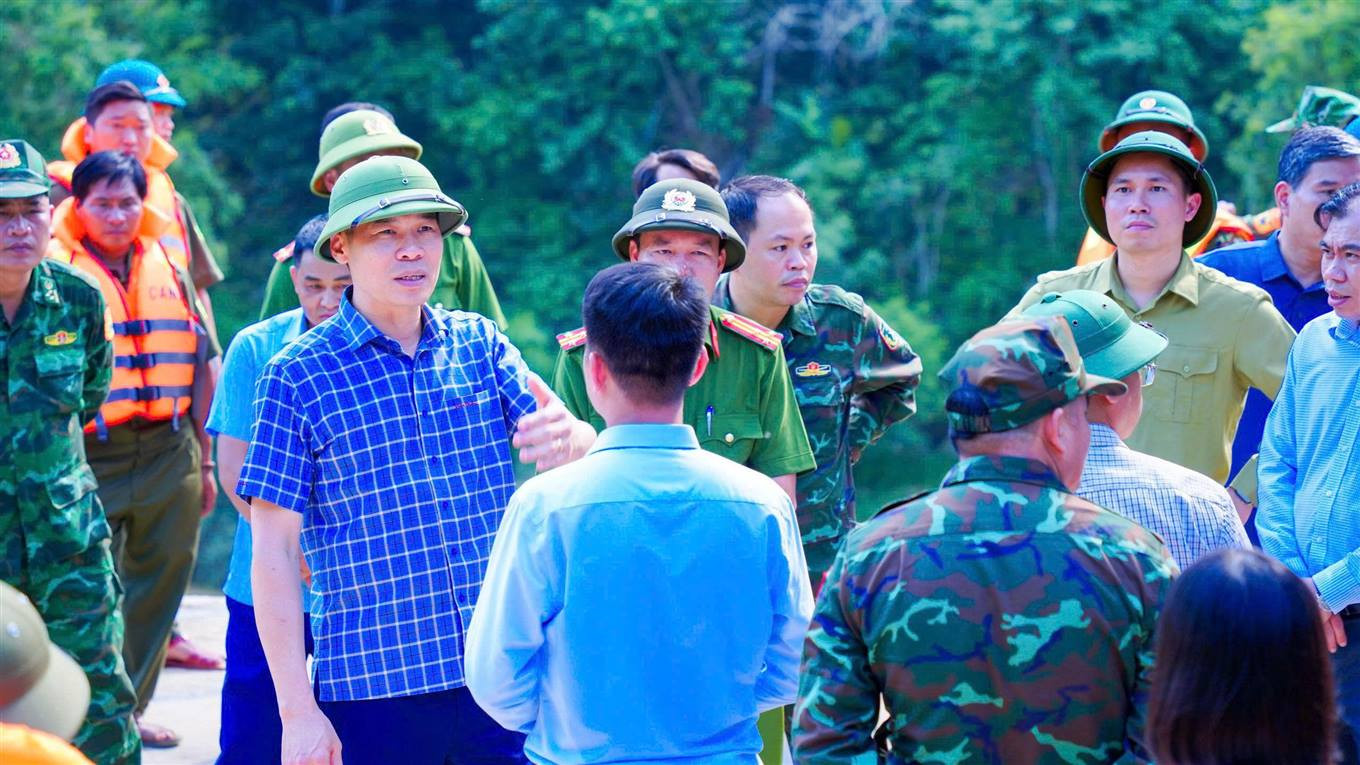 Đại tá Cao Minh Huyền, Giám đốc Công an tỉnh Lào Cai đã trực tiếp xuống hiện trường, chỉ đạo công tác tìm kiếm, cứu hộ. Đại tá Cao Minh Huyền, Giám đốc Công an tỉnh Lào Cai đã trực tiếp xuống hiện trường, chỉ đạo công tác tìm kiếm, cứu hộ.