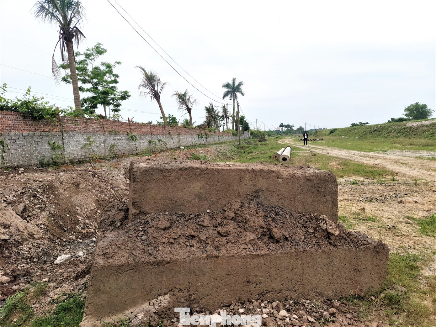 Việc lắp đặt, kéo dây xong lại cho hạ xuống khiến dự án sẽ bị ảnh hưởng về tiến độ, kinh phí, nhân vật lực. Việc lắp đặt, kéo dây xong lại cho hạ xuống khiến dự án sẽ bị ảnh hưởng về tiến độ, kinh phí, nhân vật lực.