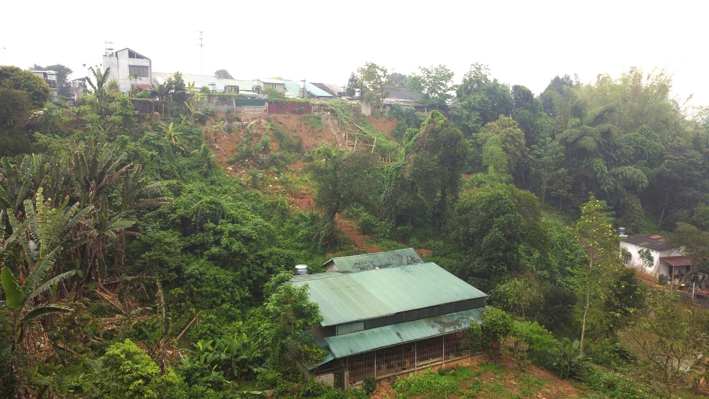 Để khắc phục, ngày 28/3, Chủ tịch UBND tỉnh Lào Cai đã ban hành Lệnh xây dựng công trình khẩn cấp: Dự án kè chống sạt lở khu dân cư tổ 13,14,15 dọc đường 23/9, phường Pom Hán. Công trình sẽ khởi công trong tháng 4/2025 và hoàn thành vào tháng 8/2025 với kinh phí khoảng 50 tỉ đồng từ nguồn vốn ngân sách tỉnh.