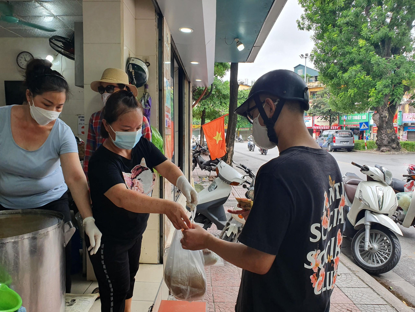 Dù vận chuyển khó khăn, giá nguyên liệu đầu vào tăng nhưng chủ quán phở này vẫn giữ nguyên giá bán như trước (40.000 - 50.000 đồng/bát, tùy loại) thời gian giãn cách xã hội. Dù vận chuyển khó khăn, giá nguyên liệu đầu vào tăng nhưng chủ quán phở này vẫn giữ nguyên giá bán như trước (40.000 - 50.000 đồng/bát, tùy loại) thời gian giãn cách xã hội.