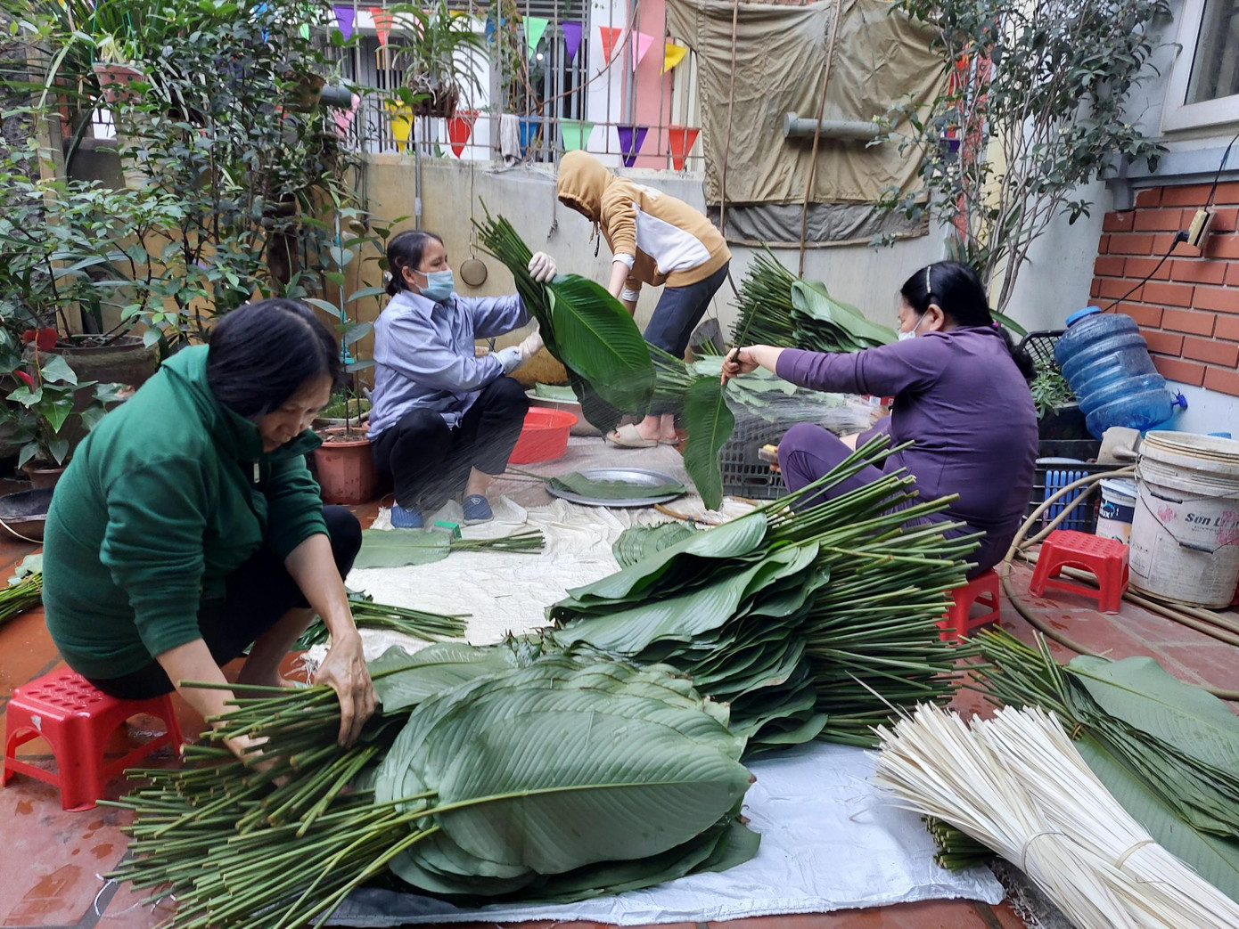 Thay vì chạy đôn chạy đáo tìm chỗ đặt bánh chưng ngon, hai năm nay, chị Nguyễn Thị Nết (SN 1985 ở Ý Yên, Nam Định) đều rủ nhóm gia đình trong xóm cùng gói bánh chưng dịp Tết. Từ ngày 27 Tết, nhà nhận rửa lá, nhà vo đỗ, những người khéo tay sẽ dành một buổi gói bánh.