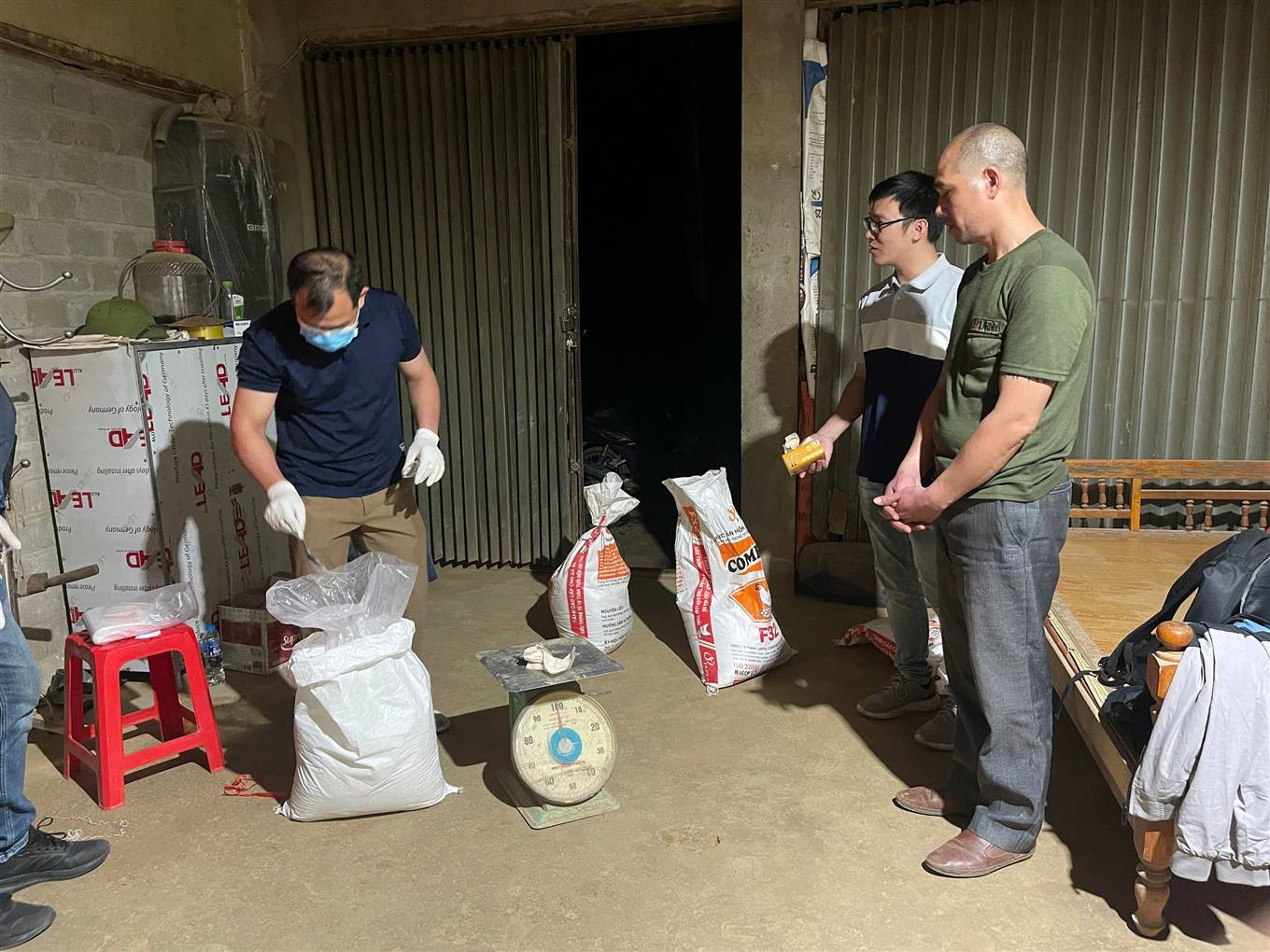 Công an thu giữ tại hiện trường hàng nghìn kg hóa chất chứa chất độc Xyanua. Ảnh: Tống Huệ Công an thu giữ tại hiện trường hàng nghìn kg hóa chất chứa chất độc Xyanua. Ảnh: Tống Huệ