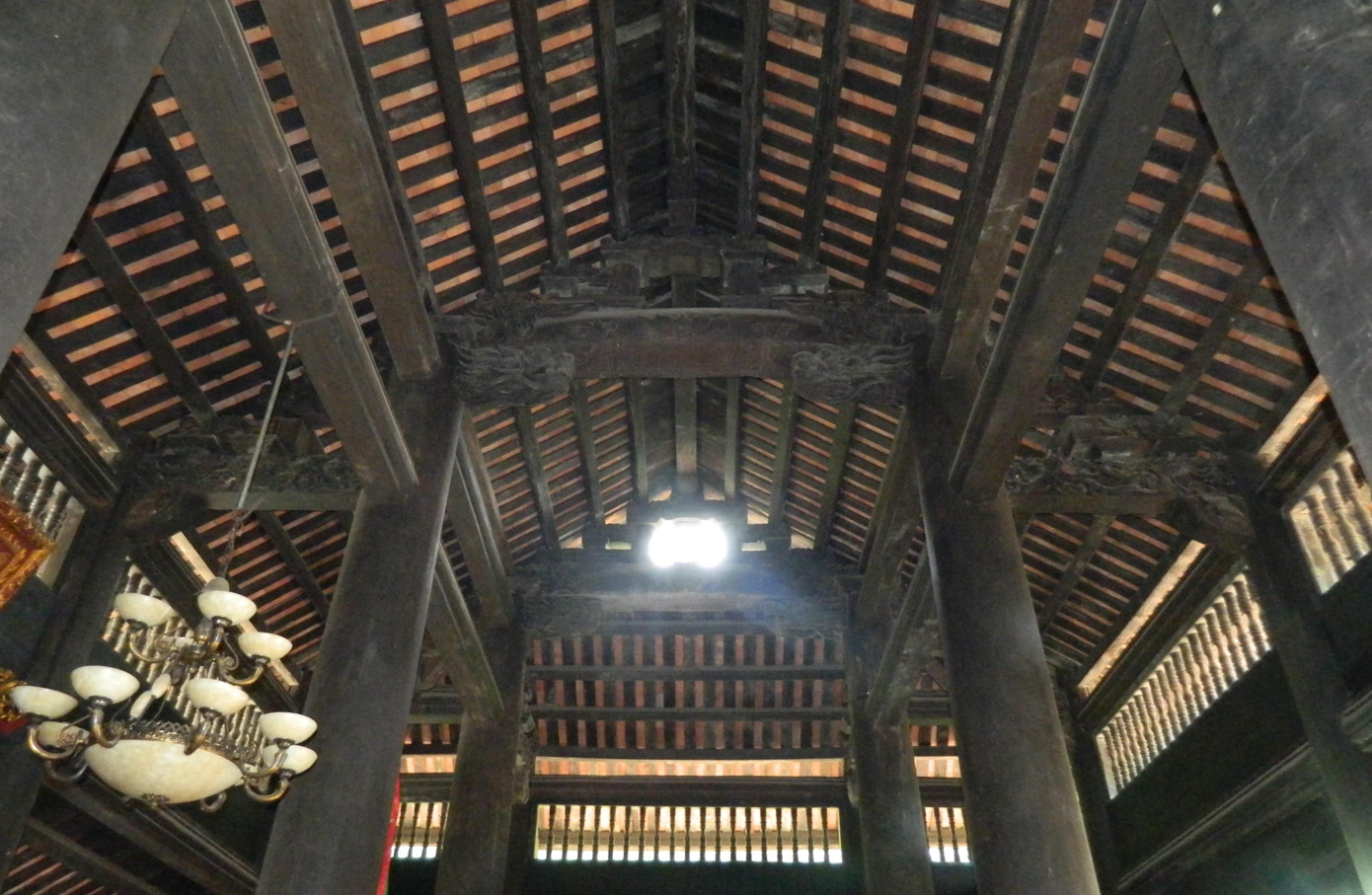 Vì kèo gỗ có cấu trúc giá chiêng, chồng rường, kẻ bẩy