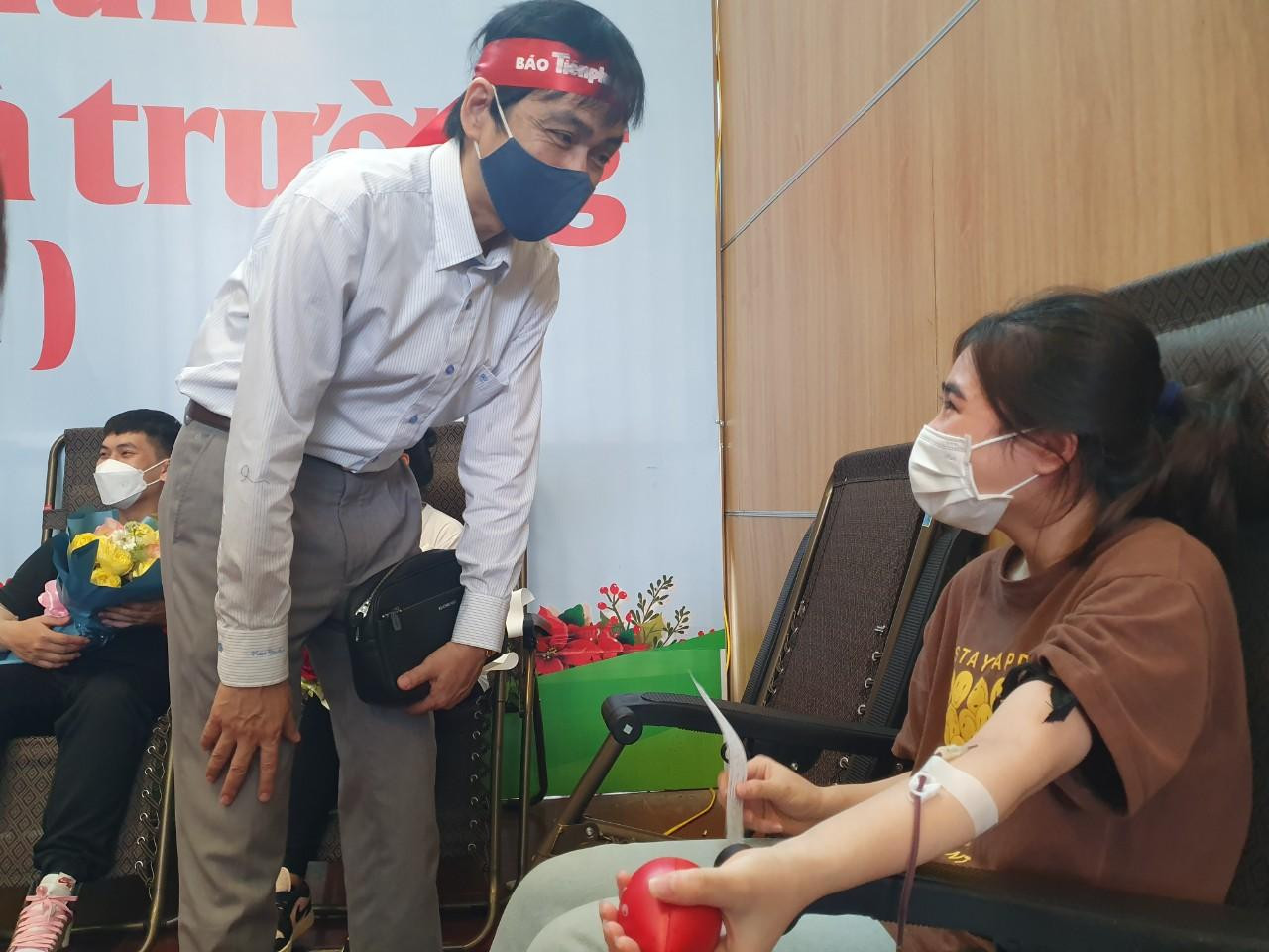 Nhà báo Nguyễn Huy Lộc gửi lời cảm ơn tới hoạt động, nghĩa cao đẹp của cán bộ, sinh viên trường ĐH Hùng Vương đối với người bệnh trong cả nước. “Thay mặt báo Tiền Phong, tôi xin trân trọng cảm ơn sự phối hợp của Tỉnh đoàn, BV Đa khoa tỉnh, Hội Chữ thập đỏ và ĐH Hùng Vương đã quan tâm phối hợp tổ chức chương trình; cảm ơn các sinh viên, tình nguyện viên đã tham gia hiến máu tại sự kiện ý nghĩa này ”.