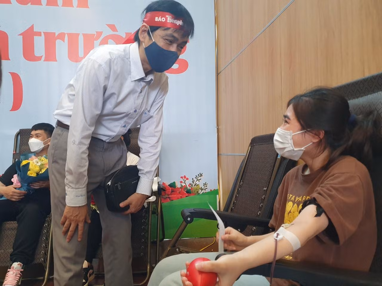 Nhà báo Nguyễn Huy Lộc gửi lời cảm ơn tới hoạt động, nghĩa cao đẹp của cán bộ, sinh viên trường ĐH Hùng Vương đối với người bệnh trong cả nước. “Thay mặt báo Tiền Phong, tôi xin trân trọng cảm ơn sự phối hợp của Tỉnh đoàn, BV Đa khoa tỉnh, Hội Chữ thập đỏ và ĐH Hùng Vương đã quan tâm phối hợp tổ chức chương trình; cảm ơn các sinh viên, tình nguyện viên đã tham gia hiến máu tại sự kiện ý nghĩa này ”.