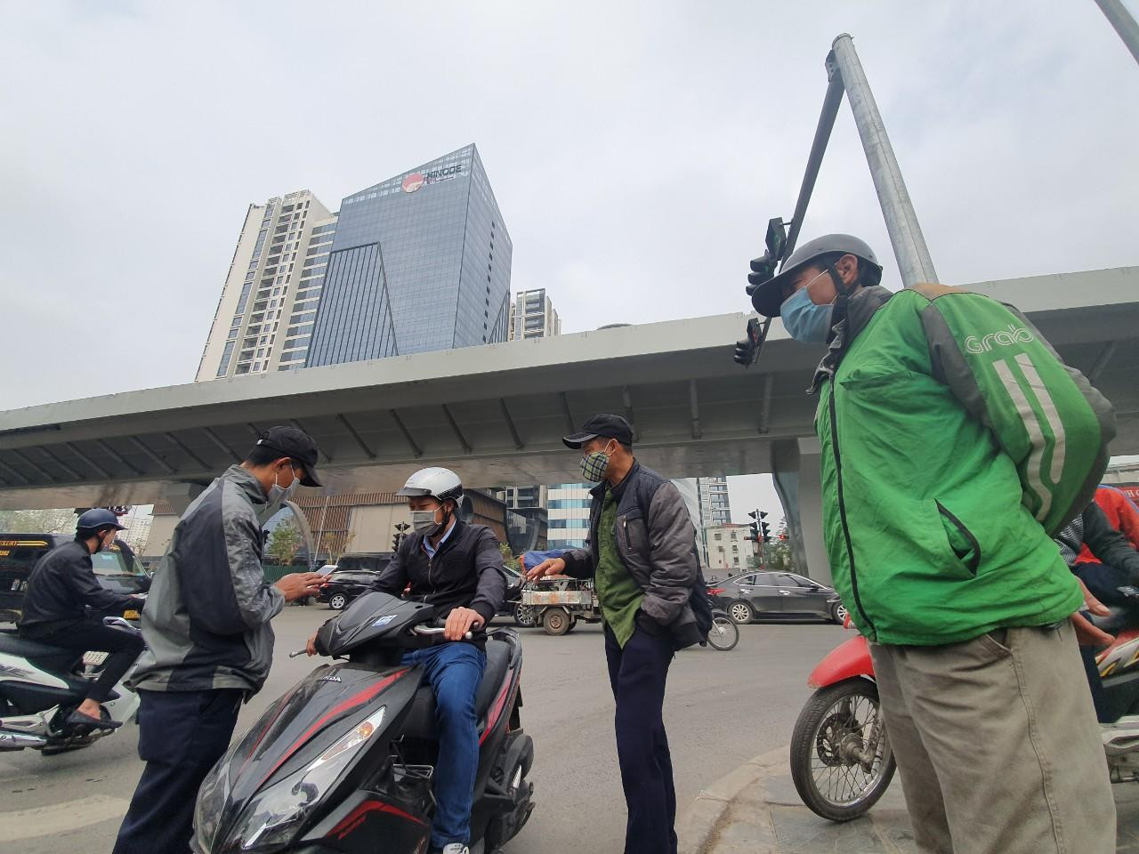 Nhưng rồi họ lại thẫn thờ quay đi, vị khách này chỉ lấy số điện thoại để liên lạc khi cần, rồi nhanh chóng vọt xe đi.