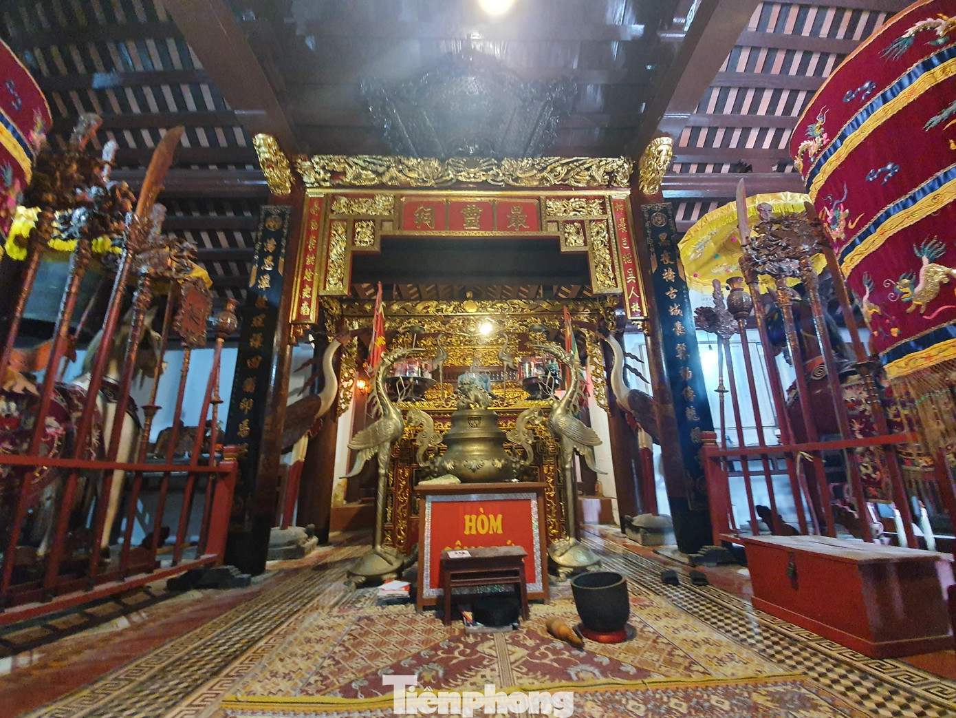 Tiền đường 5 gian với 4 bộ vì làm theo kiểu chồng rường giá chiêng; gánh đỡ 4 bộ vì là 24 cây cột bằng gỗ lim đường kính 0,4m. Hệ thống vì kèo, các xà nách nghé bẩy chạm khắc công phu với các đề tài: tứ linh, tứ quý. Xà dọc tại gian giữa được chạm “lưỡng long chầu nguyệt” và những lớp đao mác nhiều tầng.