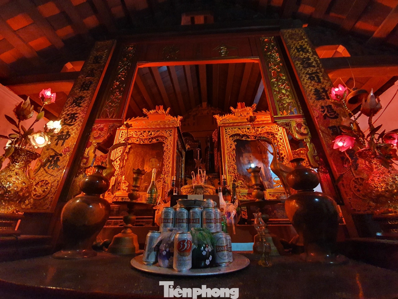 Hậu cung gồm 4 gian được ngăn cách với bên ngoài bằng một hệ thống cửa. Vì kèo phía trên làm kiểu chồng rường chạm khắc công phu, chủ yếu là họa tiết hình rồng tạo sự uy nghiêm, linh thiêng cho nơi đặt ngai và bài vị thờ vợ chồng Kiến quốc Phu nhân.