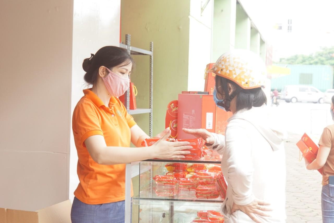 Các quầy bánh trung thu đã bắt đầu xuất hiện để phục vụ nhu cầu của người dân khi Tết Trung thu đang cận kề Các quầy bánh trung thu đã bắt đầu xuất hiện để phục vụ nhu cầu của người dân khi Tết Trung thu đang cận kề