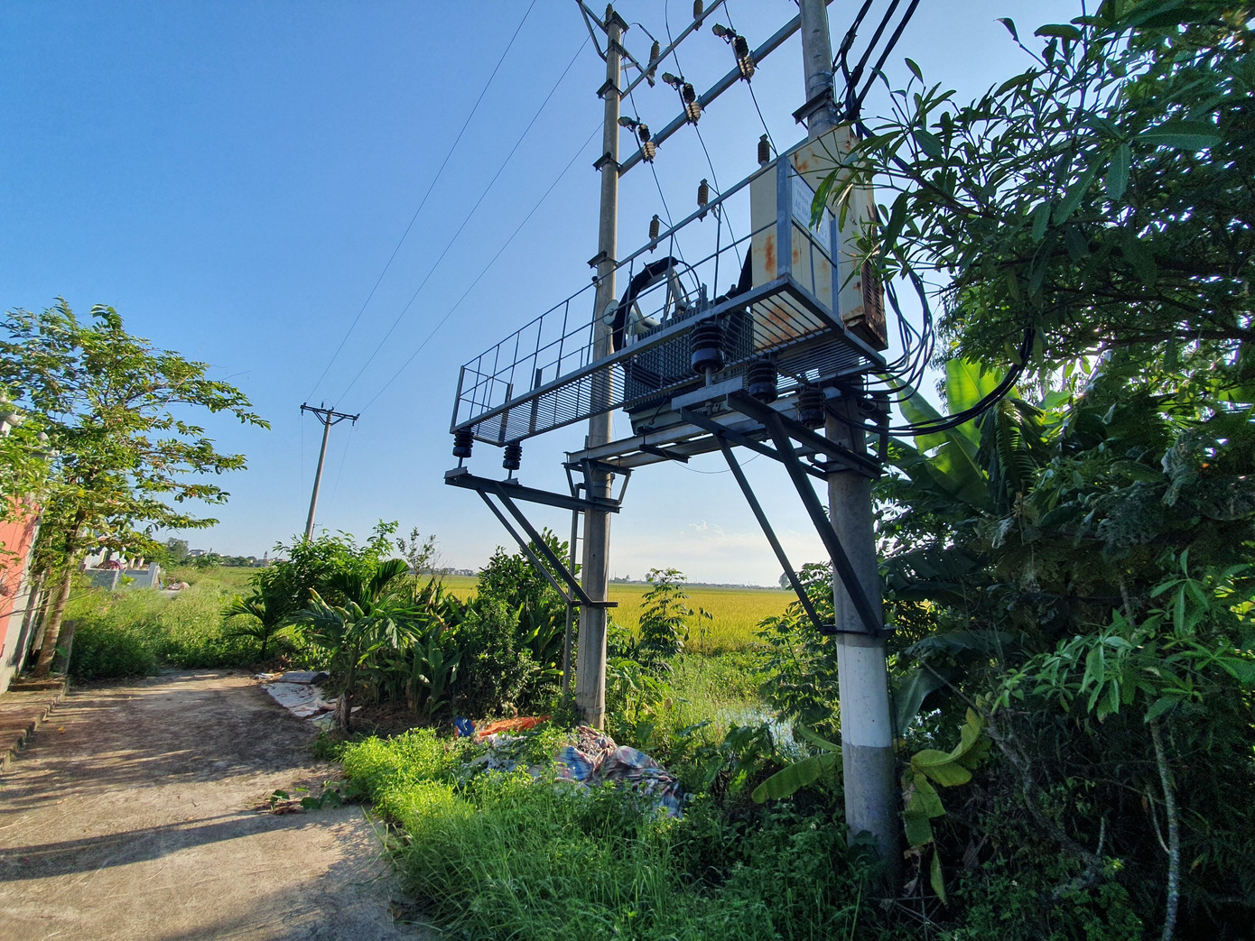 Dựng trạm biến áp trên mương thoát nước và bán điện cho cơ sở sản xuất ngoài phạm vi cấp phép Dựng trạm biến áp trên mương thoát nước và bán điện cho cơ sở sản xuất ngoài phạm vi cấp phép