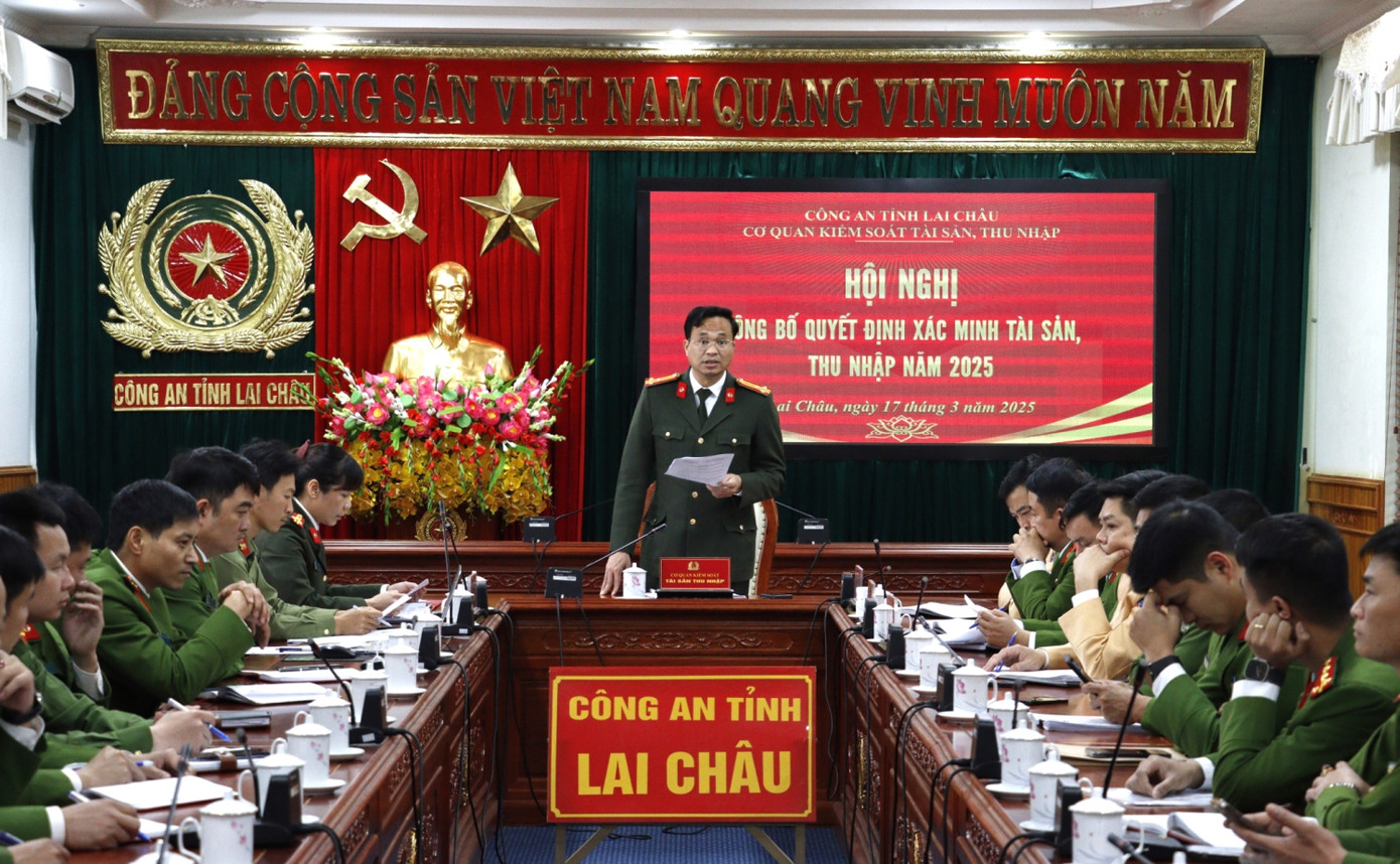 Công bố quyết định xác minh tài sản, thu nhập của 27 người có chức vụ, quyền hạn trong Công an Lai Châu năm 2025. Ảnh CA Lai Châu