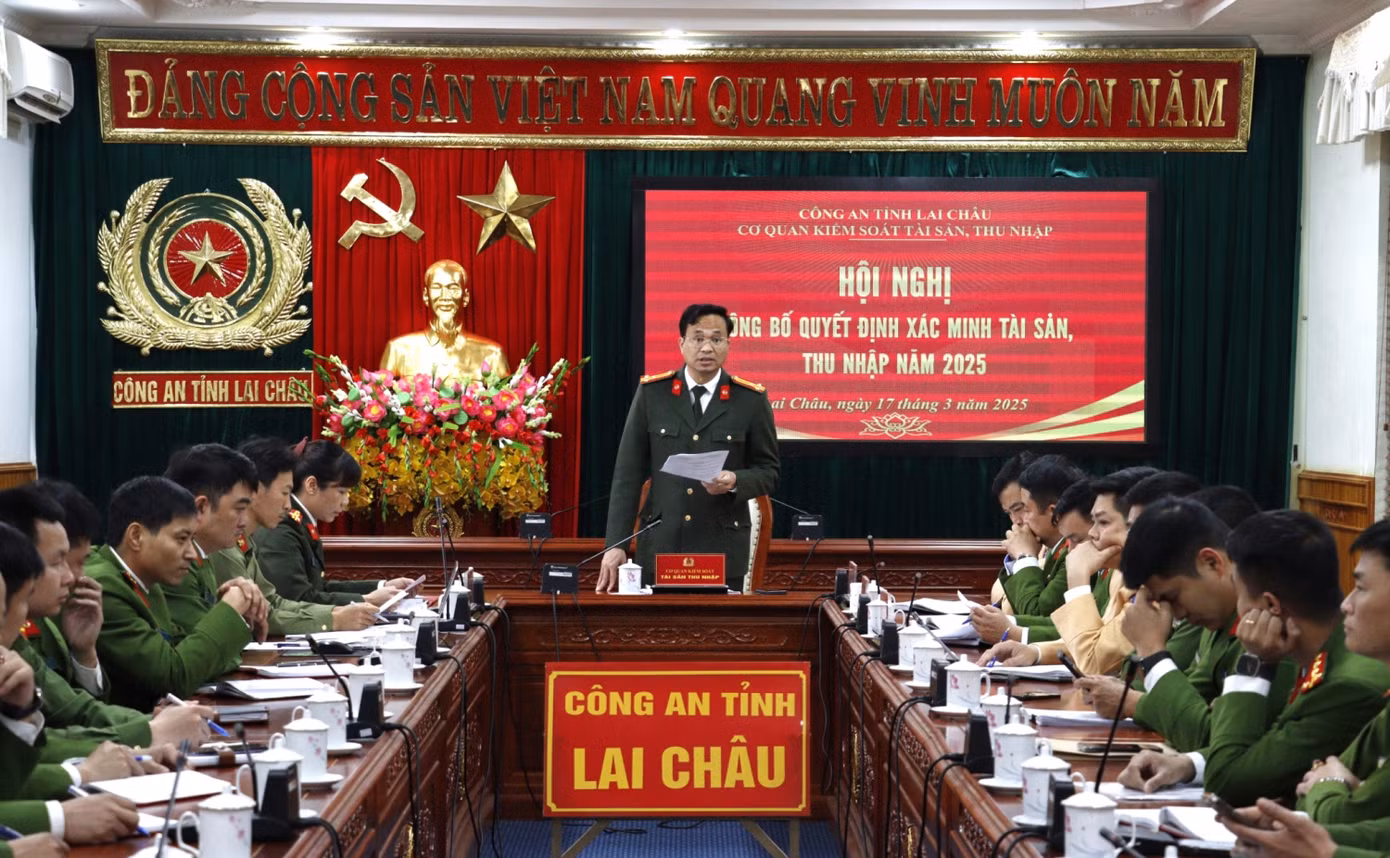 Công bố quyết định xác minh tài sản, thu nhập của 27 người có chức vụ, quyền hạn trong Công an Lai Châu năm 2025. Ảnh CA Lai Châu