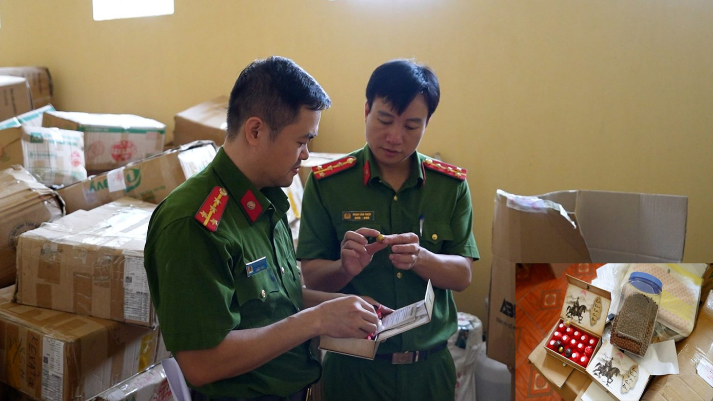 Phòng Cảnh sát kinh tế Công an tỉnh Yên Bái kiểm tra số hàng hóa bị thu giữ Phòng Cảnh sát kinh tế Công an tỉnh Yên Bái kiểm tra số hàng hóa bị thu giữ