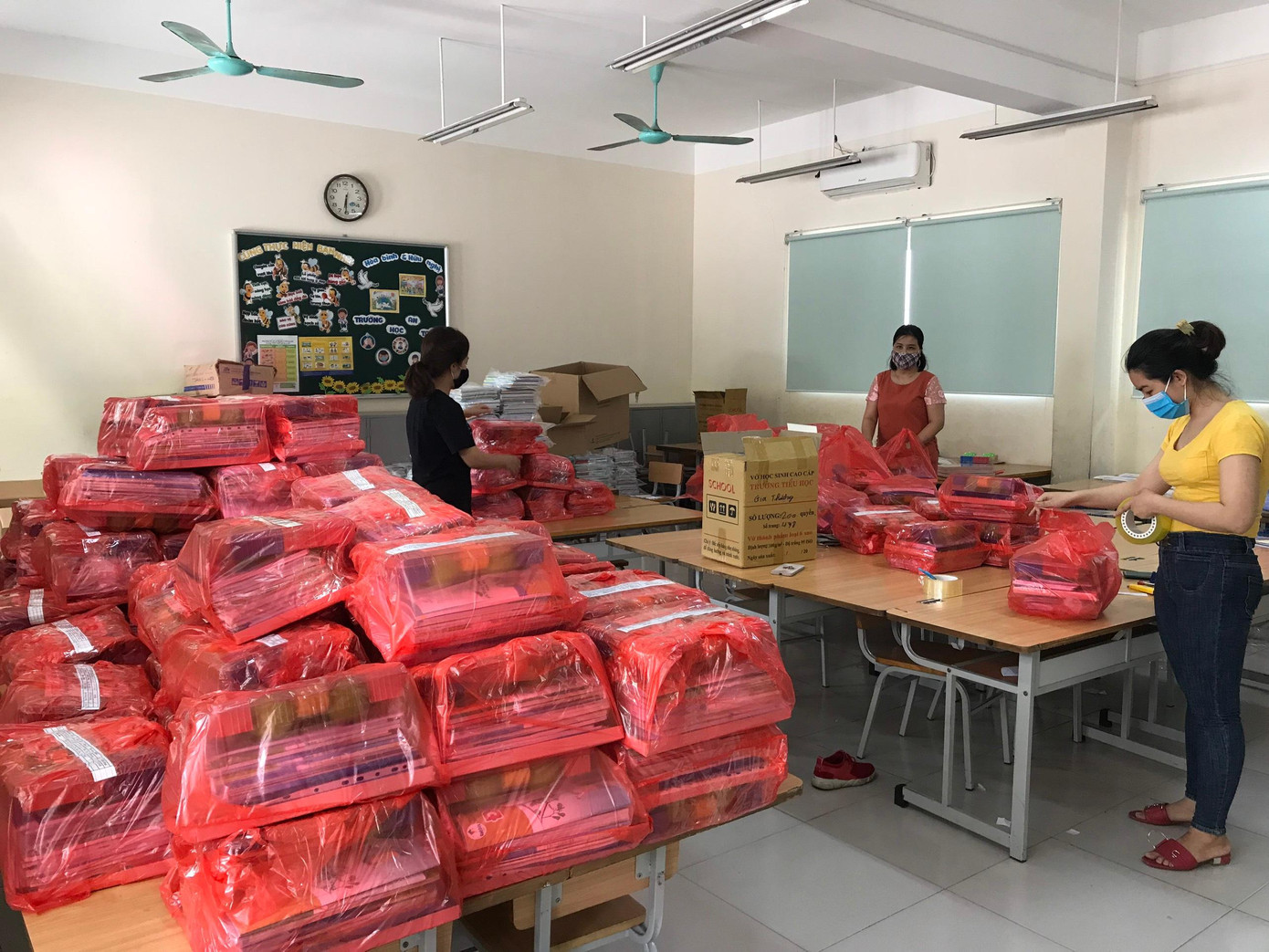 Giáo viên trường tiểu học Gia Thượng đóng gói SGK gửi đến từng học sinh Giáo viên trường tiểu học Gia Thượng đóng gói SGK gửi đến từng học sinh