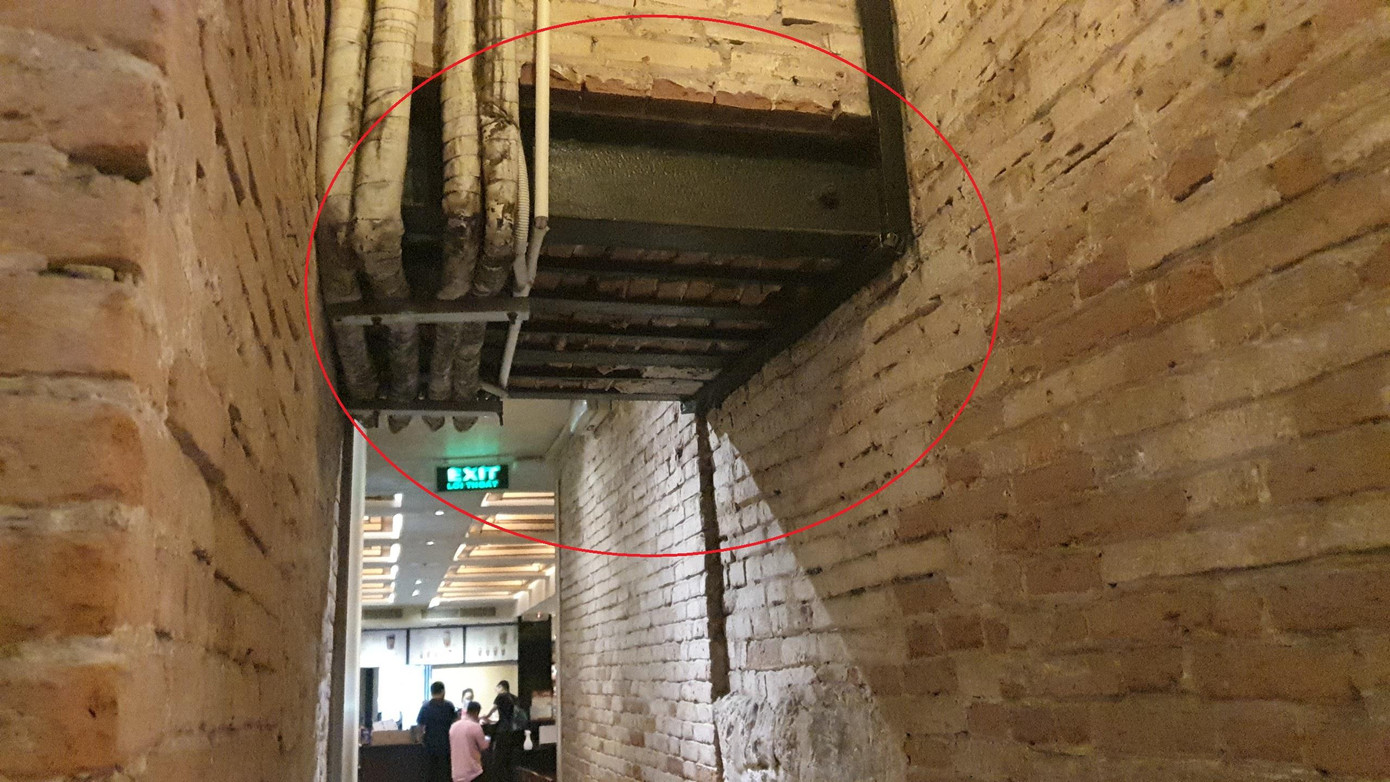 Phần trần của tầng hầm được ốp thạch cao, là nơi lắp hệ thống đèn điện, điều hoà tổng cỡ lớn. Hệ thống này được dẫn khí bằng các đường ống từ phía ngoài. Đường ống này được dẫn thông qua giữa các mái vòm xây gạch (có dấu hiệu đục để đường ống đi qua).