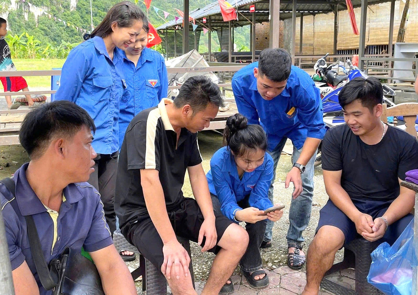 Các đội hình tình nguyện giúp người dân, nhất là người cao tuổi, người dân tộc thiểu số, dễ dàng tiếp cận với dịch vụ công trực tuyến.