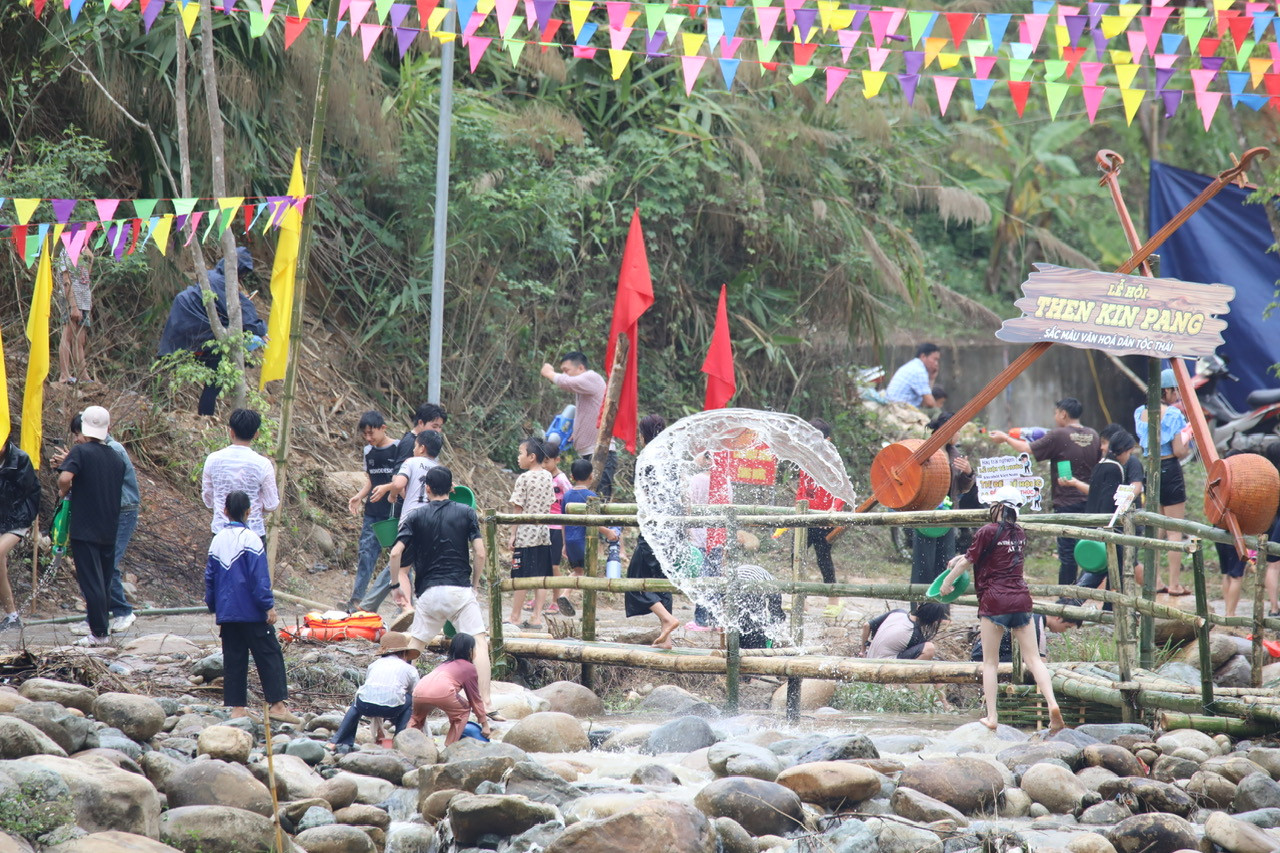 Mọi người tin rằng, khi đi Lễ hội Then Kin Pang, càng được té nước nhiều nước thì càng gặp được nhiều may mắn trong cuộc sống.