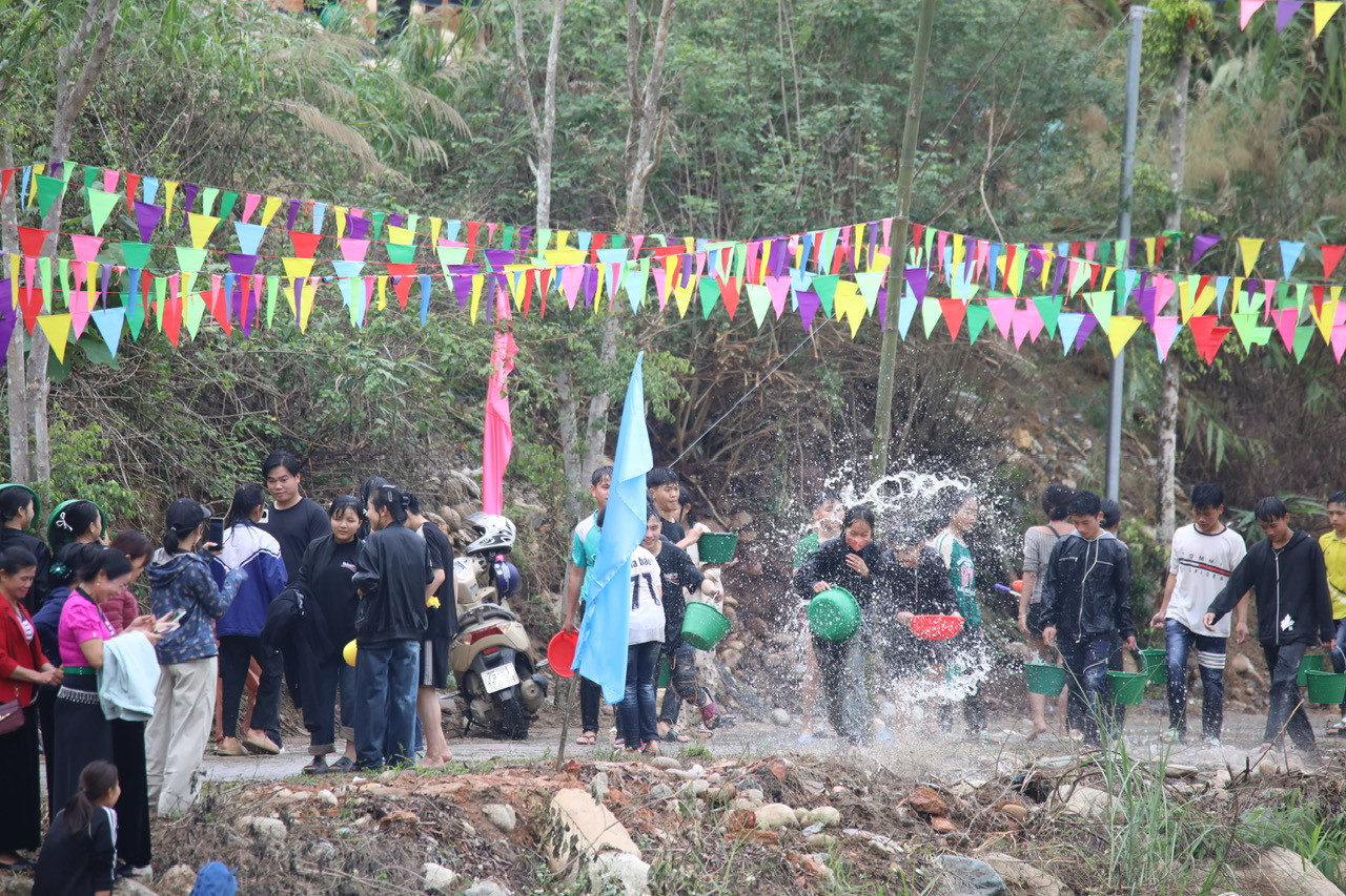 Ngay sau Lễ khai mạc đã diễn ra các hoạt động và trải nghiệm té nước… Nghi thức té nước là một trong những hoạt động quan trọng, cũng được coi là điểm nhấn trong Lễ hội Then Kin Pang tỉnh Lai Châu.