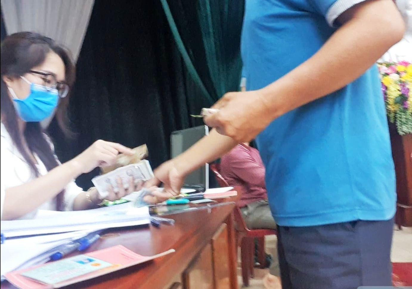 Tại xã Mễ Sở, nhiều ngày qua, quá trình làm căn cước gắn chip (thay thế CMTND và căn cước cũ) người dân bị thu phí cao hơn nhiều lần quy định.