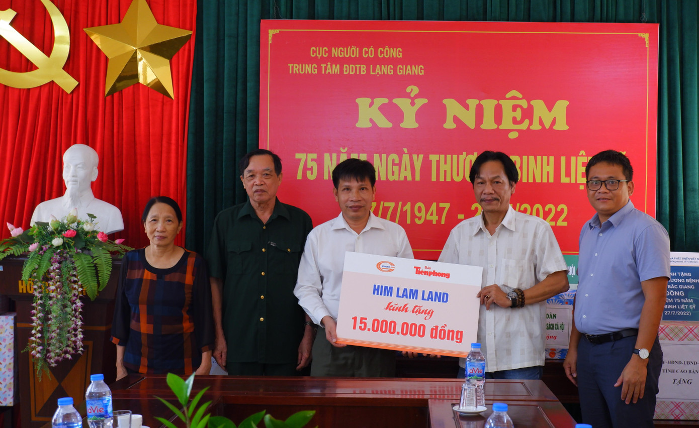 Đoàn công tác đã trao tặng 15 triệu đồng tới các thương bệnh binh điều trị tại Trung tâm Điều dưỡng thương binh Lạng Giang (Bắc Giang). Đây là phần quà do Công ty CP Kinh doanh Địa ốc Him Lam (Him Lam Land) đồng hành với báo Tiền Phong dành tặng.