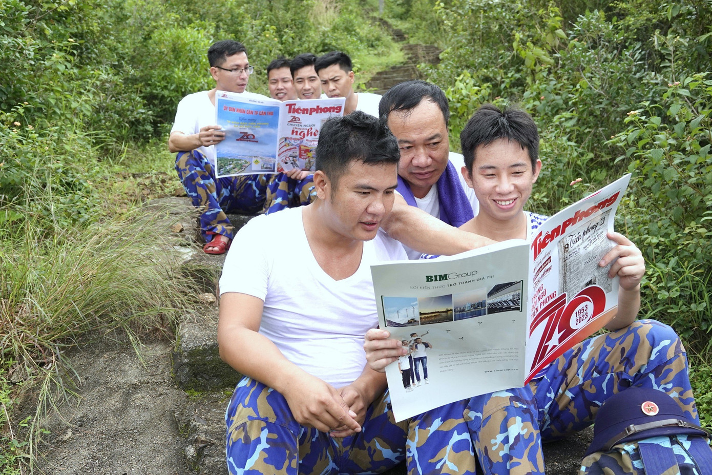 Phút nghỉ chân trên đường hành quân lên đỉnh núi Gành của cán bộ, chiến sĩ Trạm ra-đa 555
