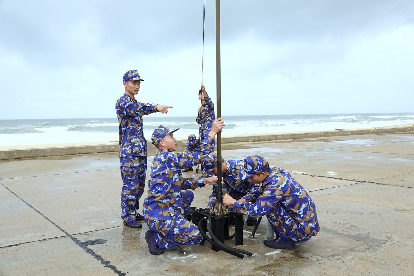 Cán bộ, chiến sĩ Trạm ra-đa 3512 bảo dưỡng khí tài ra-đa.