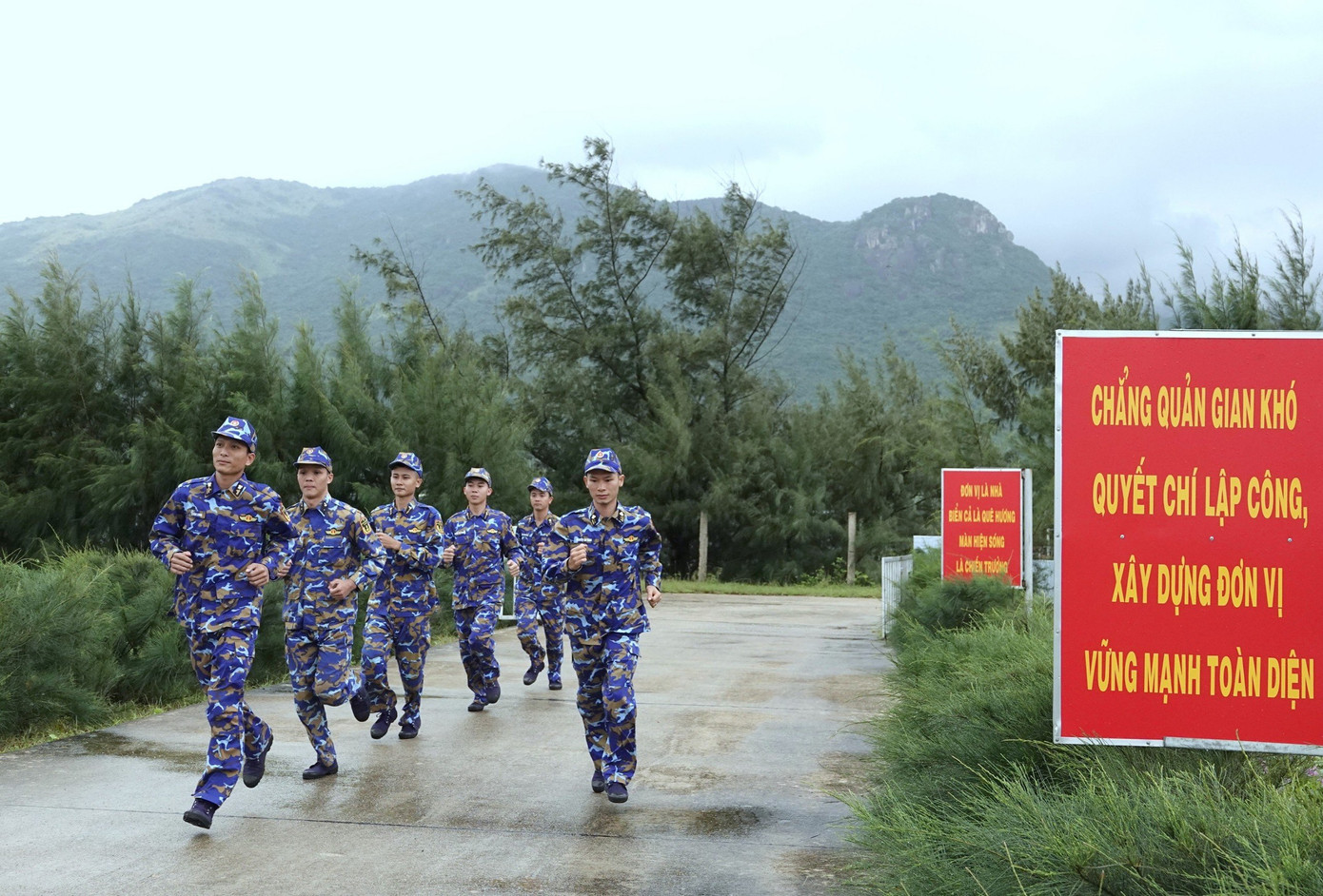 Kíp trực của Trạm ra-đa 3512 cơ động thực hiện nhiệm vụ.