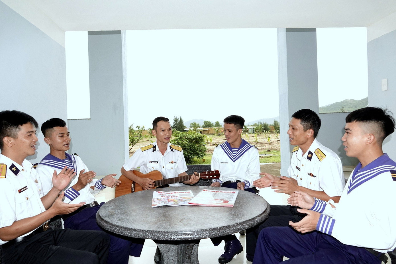 Giờ sinh hoạt văn hóa văn nghệ của cán bộ, chiến sĩ Trạm ra-đa 3512.