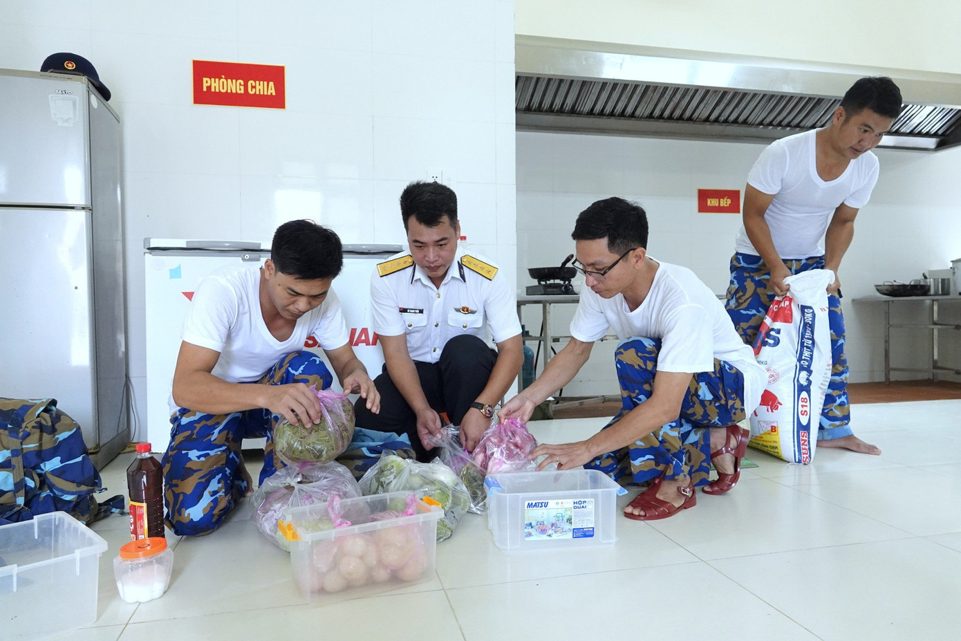 Chuẩn bị lương thực, thực phẩm cho kíp trực chiến đấu trên đỉnh núi Gành.