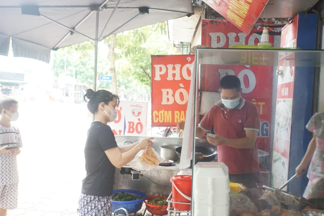 Dù phải mất công đóng gói, mất thêm chi phí như hộp xốp, túi bóng… nhưng chủ quán không tăng giá so với trước, mỗi bát trên dưới 40.000 đồng, tùy loại. Dù phải mất công đóng gói, mất thêm chi phí như hộp xốp, túi bóng… nhưng chủ quán không tăng giá so với trước, mỗi bát trên dưới 40.000 đồng, tùy loại.