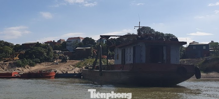 Dù các tàu này hút ở các mỏ được cấp phép hay không được cấp phép, việc các tàu không có biển số, không đăng kiểm là dấu hiệu vi phạm pháp luật rất rõ ràng.